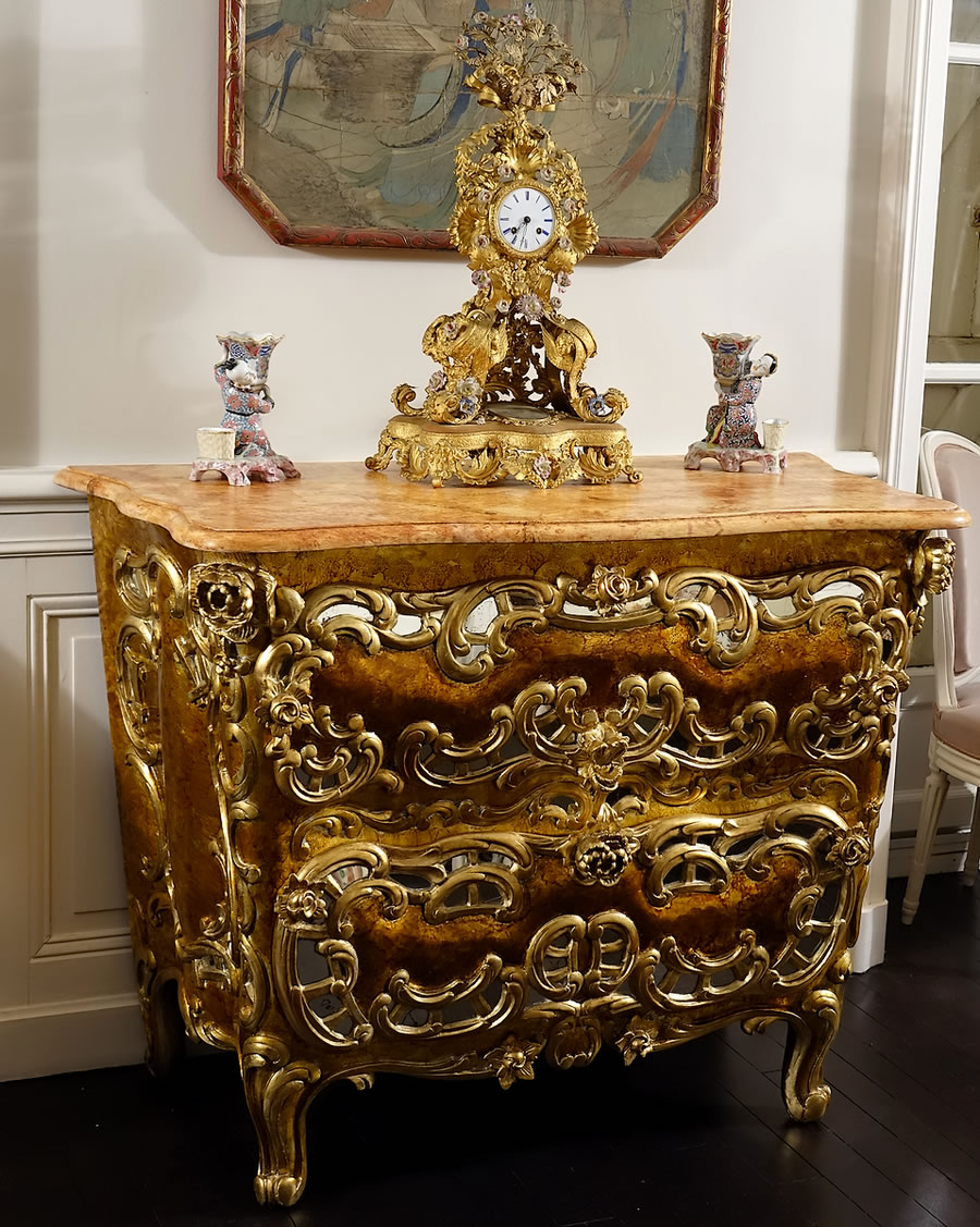 Paire de commodes siciliennes rococo galbées, laquées, dorées et ornées de miroirs